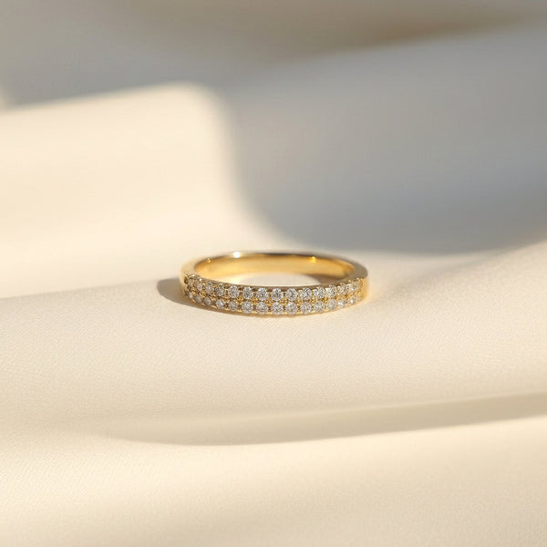 Classic sparkle band ring gold tone